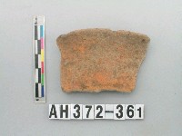 藏品(灰褐色夾砂陶片)的圖片